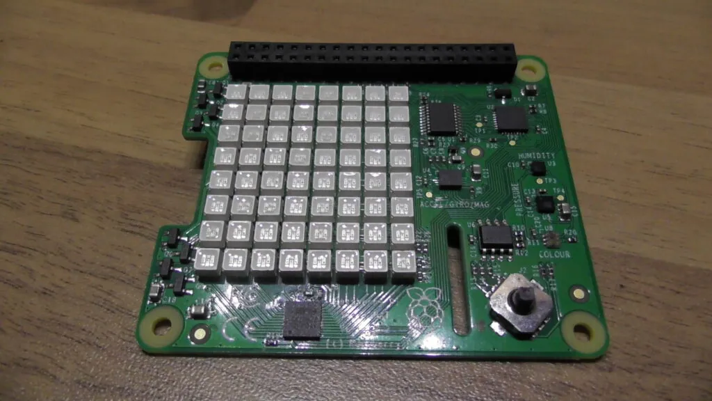 Abbildung eines Raspberry-Pi Sense-HAT mit seinen vielen Sensoren und der 8x8 LED-Matrix.