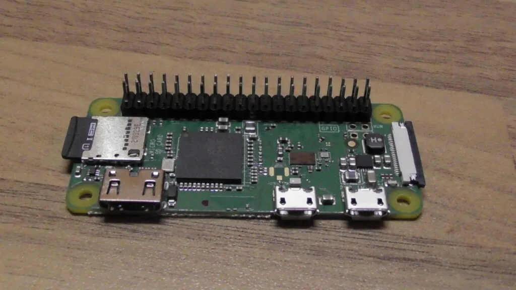 Abbildung eines Raspberry Pi Zero WH mit aufgelöteter Stiftleiste, den mini-HDMI Eingang und den beiden micro-USB Ports für Peripherie und Strom