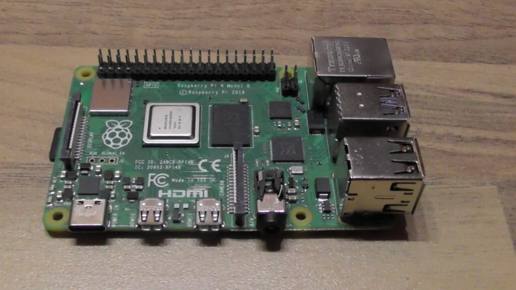 Abbildung eines Raspberry-Pi 4B mit seinen vielen Anschlussmöglichkeiten