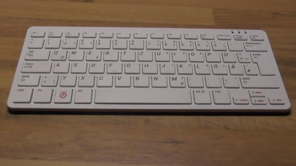 Abbildung eines Raspberry-Pi 400 in seinem Tastatur-Gehäuse, direkt einsetzbar als Desktop-PC