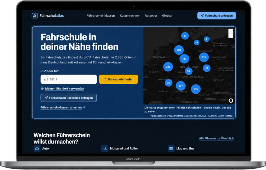 Fahrschulatlas mit Karte und Suche nach Fahrschulen auf einem Laptop