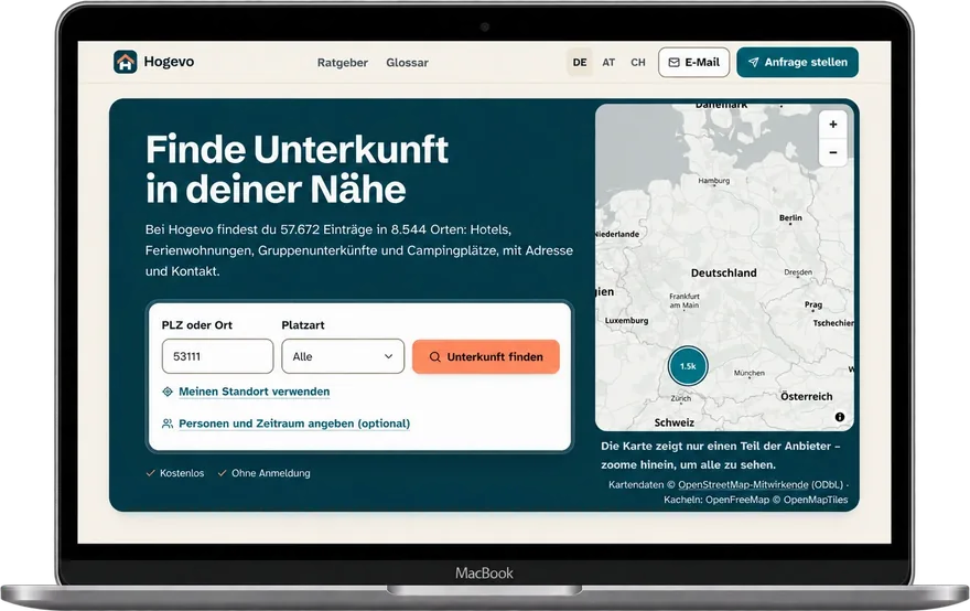 Portal Hogevo mit Karte und Suche nach Hotels, Ferienwohnungen, Gruppenunterkünften und Campingplätzen auf einem Laptop