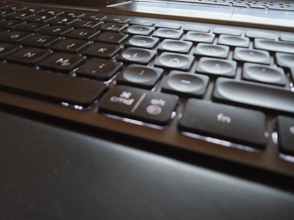 Standardtasten bei Logitech MX Keys aktivieren: Du siehst das Bild einer Logitech MX Keys, mit aktivierter Tastenbeleuchtung und der zusätzlichen Ablagefläche für den Handballen.